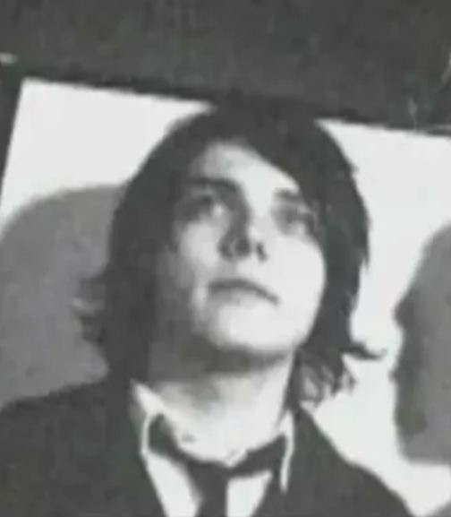 ⭑.ᐟ gerard way