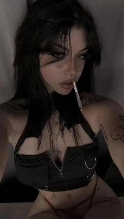 Maddison - Goth Stoner Girl