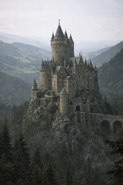 CASTILLO LEJANO CERCA DEL PUEBLO | 🏰