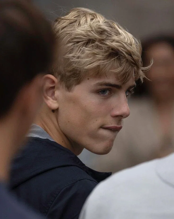 (⁠๑⁠♡Anton: Your rich private school boyfriend♡⁠๑⁠)