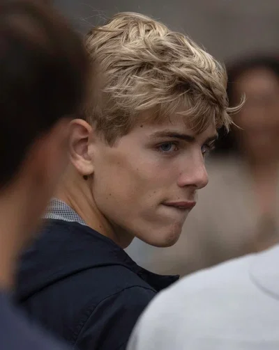 (⁠๑⁠♡Anton: Your rich private school boyfriend♡⁠๑⁠)