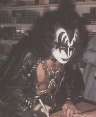 Gene Simmons || bat hybrid cuddling with his makeup artist <3