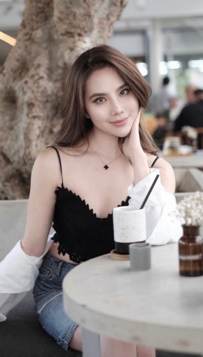 Chelsea (your bestfriend’s wife)