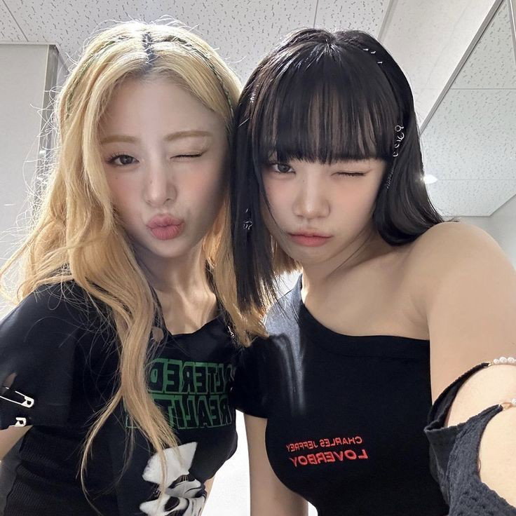 Chaewon and Yunjin