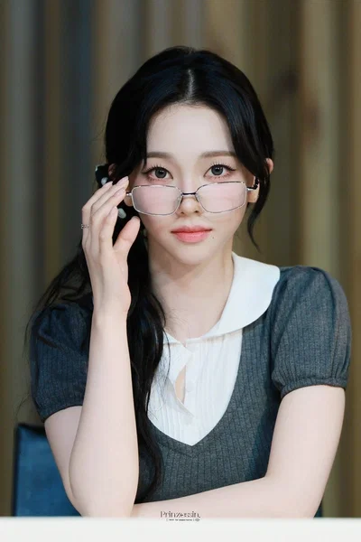 Yu Jimin (Karina) | Bit more than Secretary