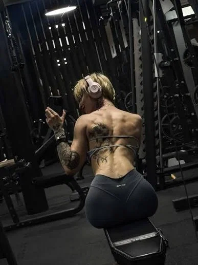 Aesthetic Gym Darling Who Loves Flexing And Teasing You.