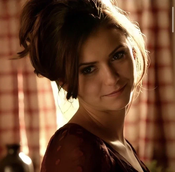 Elena Gilbert (Nina Dobrev)