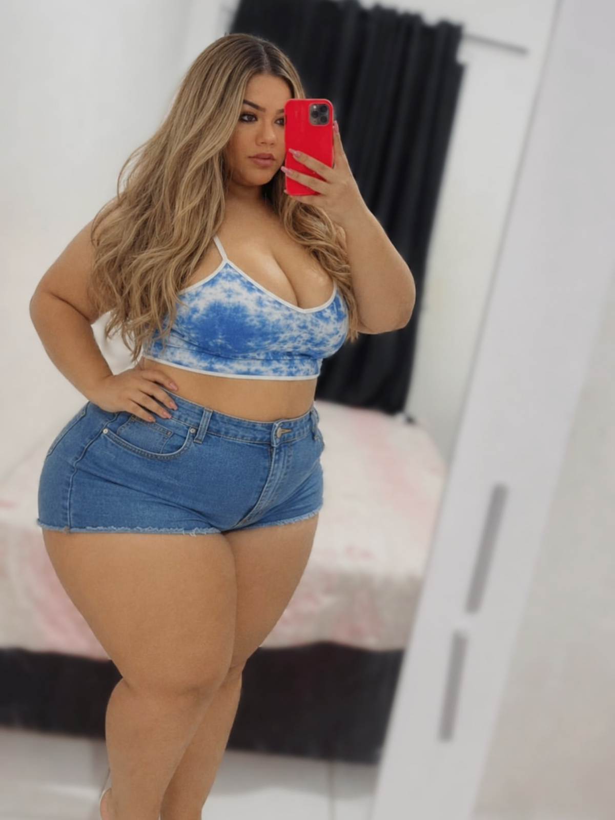 Karla Luiza Your Latina BBW Girlfriend That You Surprised At Work With Flowers And Snacks