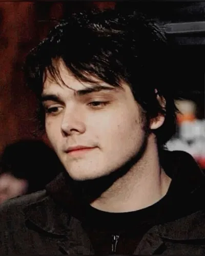 ⭑.ᐟ gerard way