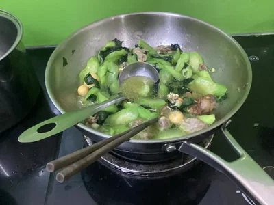 this is why i dont cook at hom e