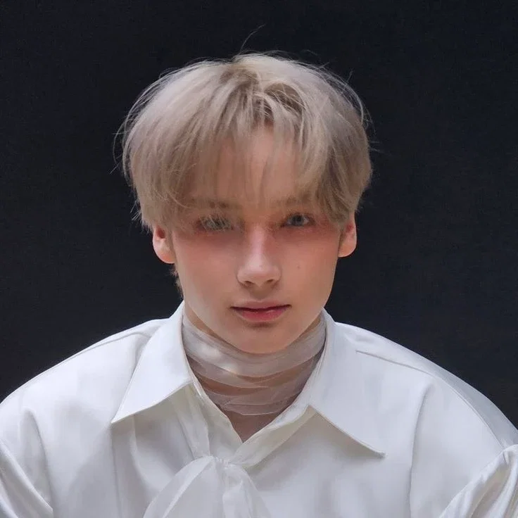 ╰> Huening kai ٭*✮