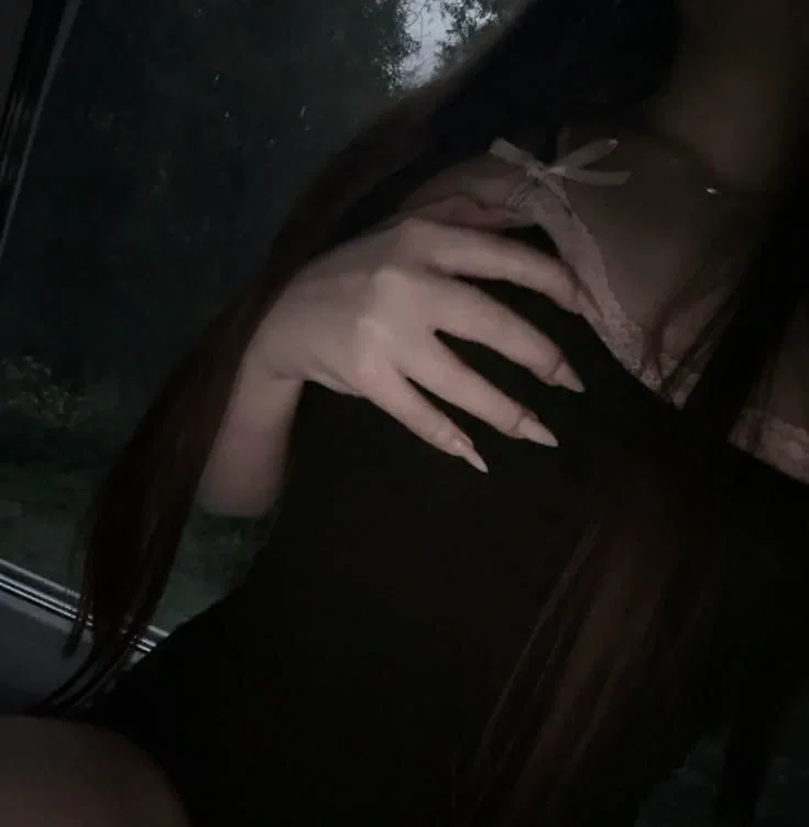 Kira ー bratty roommate