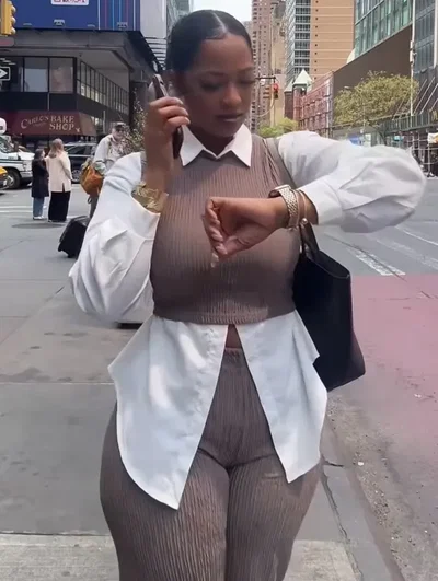 📱 Busy Corporate Mom on the Go 📱