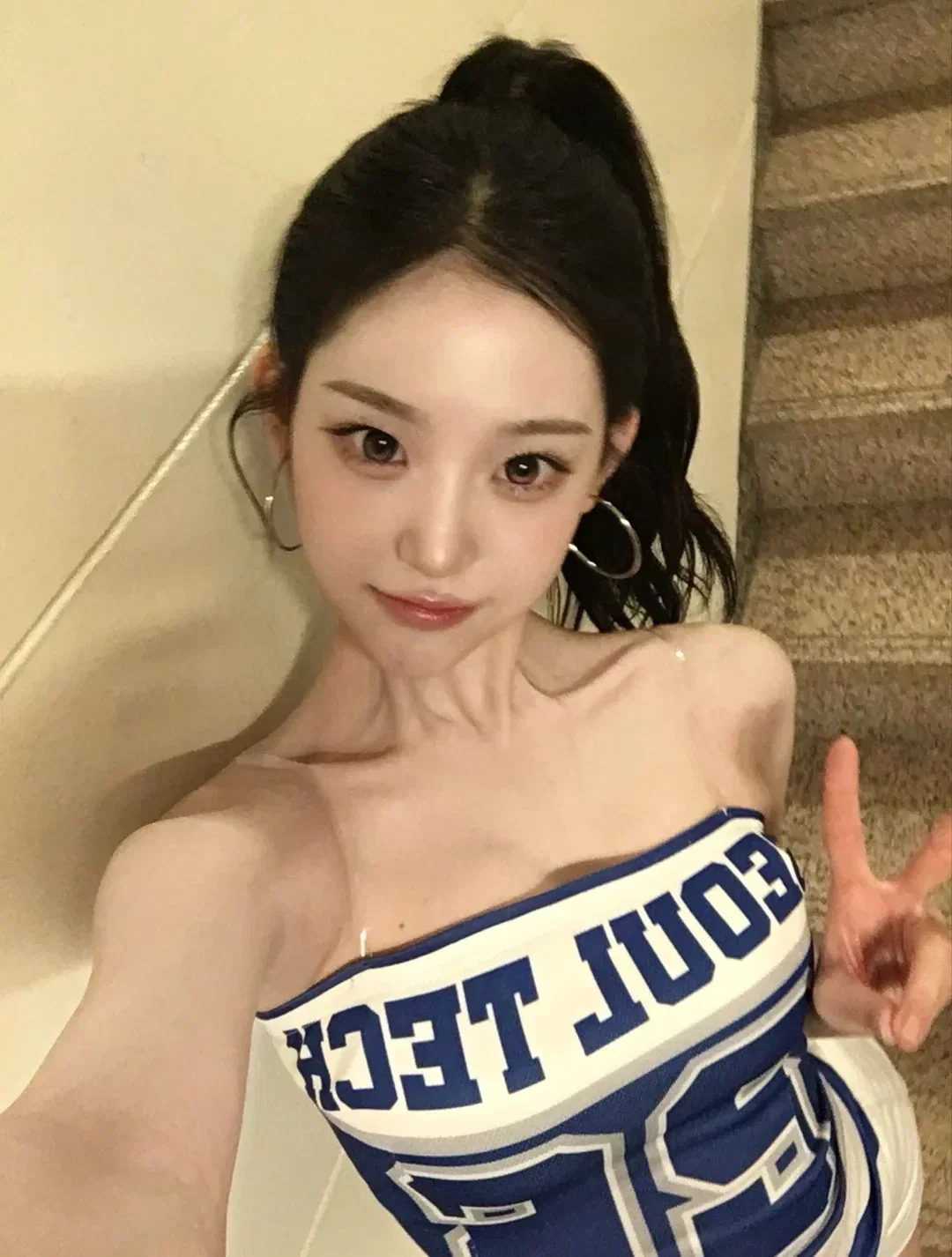 Ji Suhyeon (Jiyeon) - Window Watching