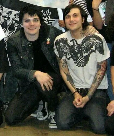 Gerard Way and Frank Iero: Tour bus