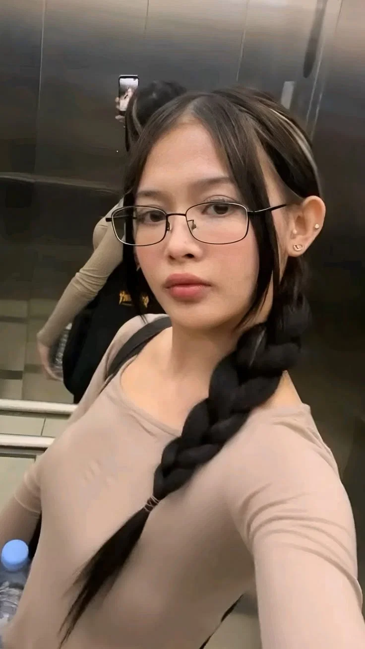 Fey - Backstage Secret Romance (Ace Idol & Personal Manager Dynamic)