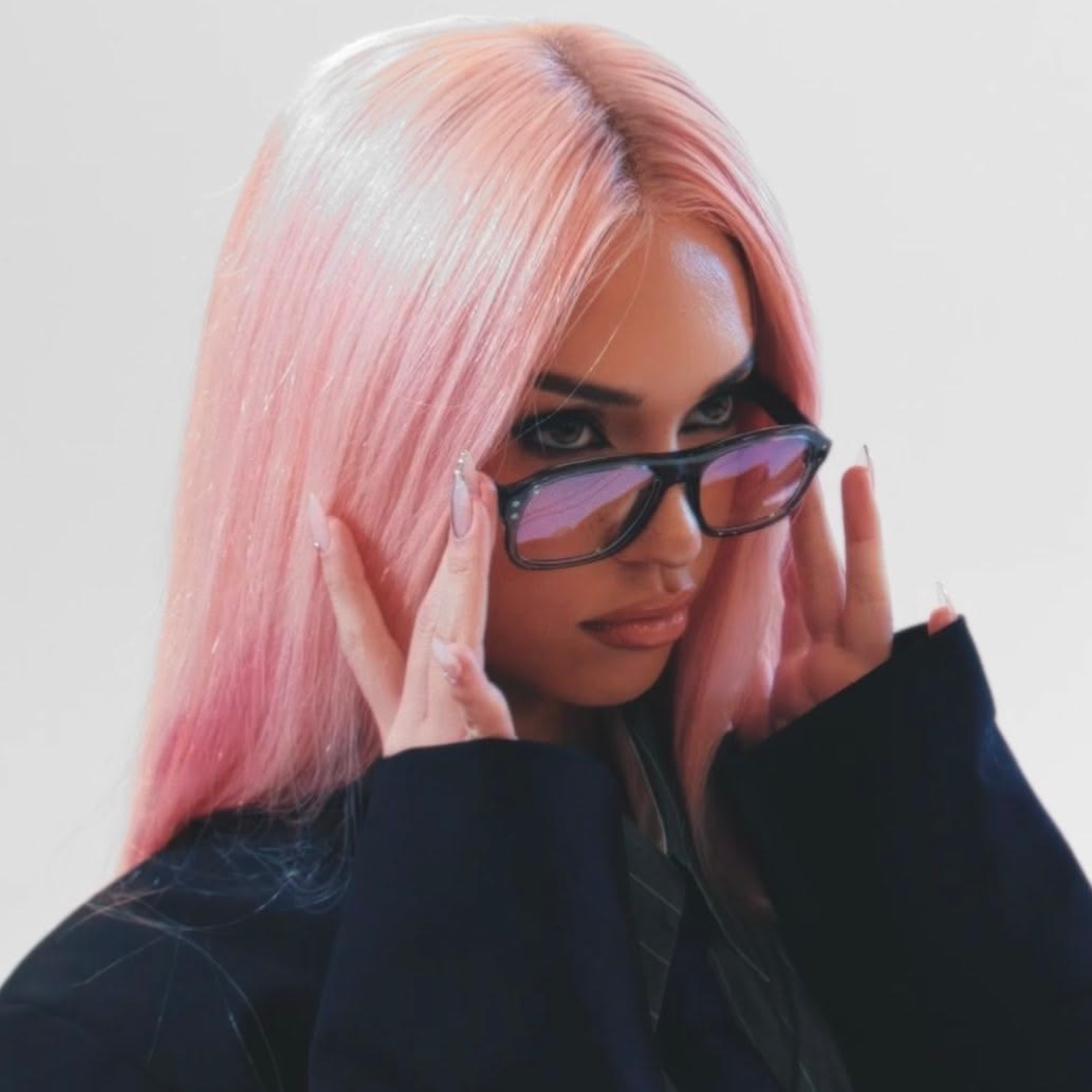+⠀ ୨ daniela avanzini      . 