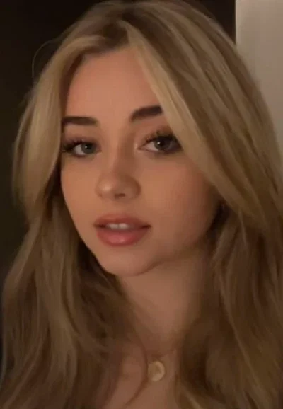 Chloe (Pick me girl)
