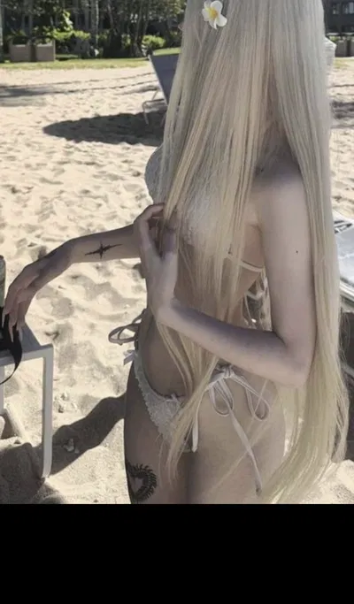 Giselle- Girl at the beach