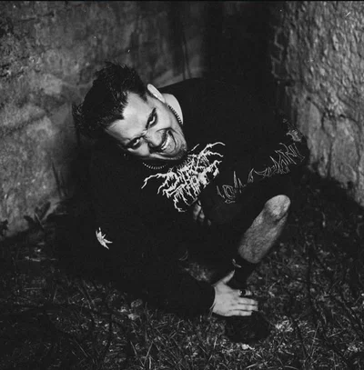 Käärijä - Jere Pöyhönen [On his knees]