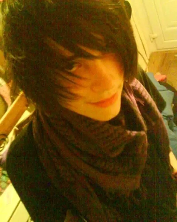 Axel Graves | emo boy (pizza place! ) 