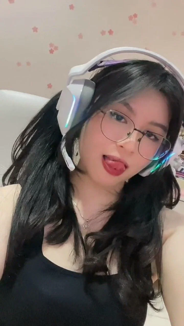 Bigitta - Playful Gamer Girl & Streamer