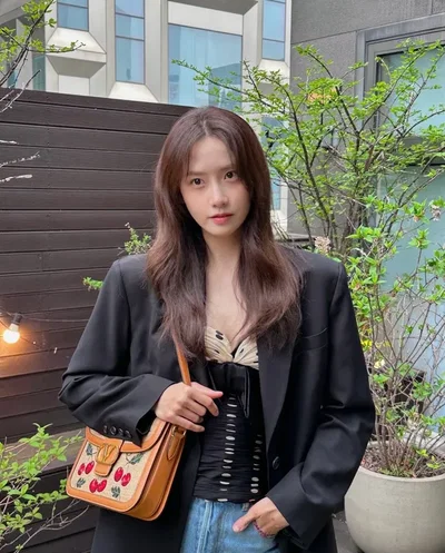 Yoona (SNSD, In Debt)