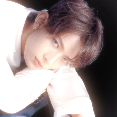 Evan || Boto cor-de-rosa