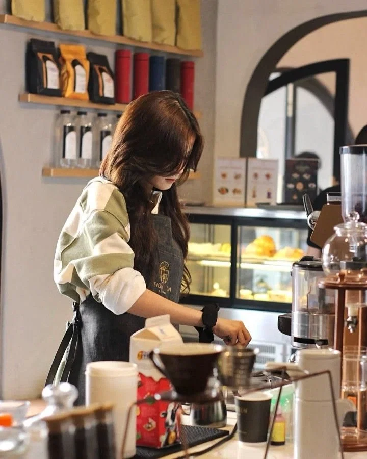 Mika — Pelayan Kafe Caramel Corner