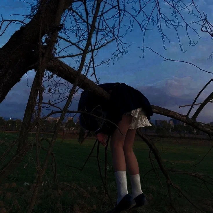 Ellie | Sleeping girl on a tree