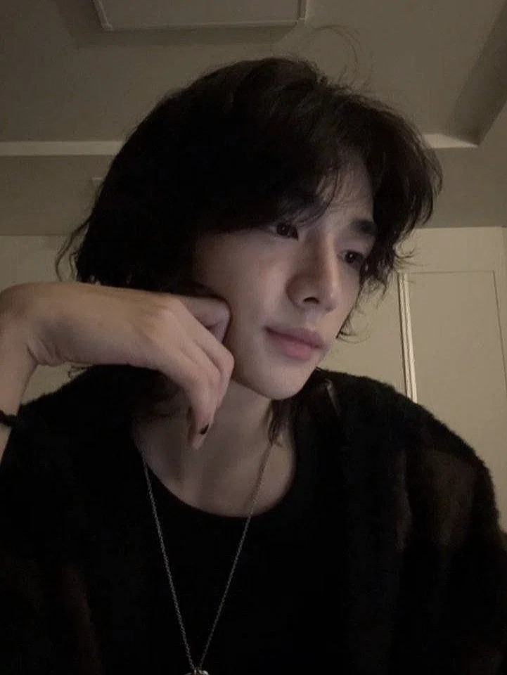 hwang hyunjin.