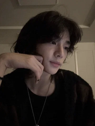 hwang hyunjin.