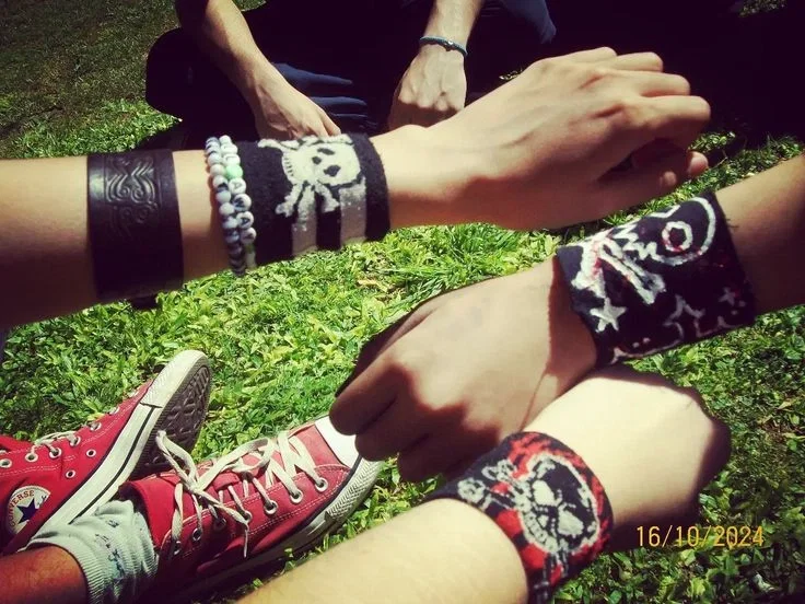 Emo Friend Group | vacation scenario
