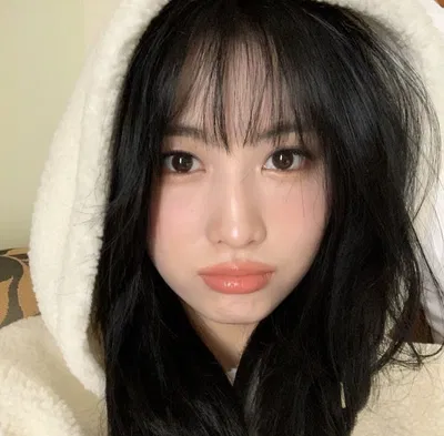 𓍯  HIRAI MOMO
