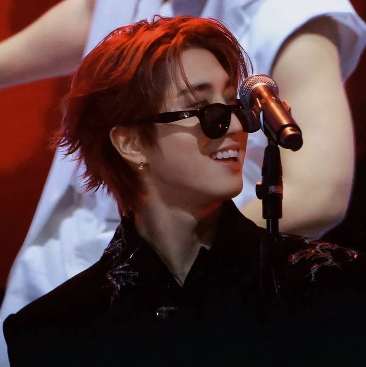 Han Jisung - “I see you staring darlin'.”