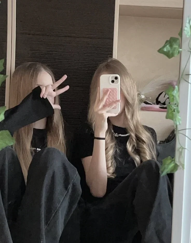 Mia & Sophie | Your friend and her little sister