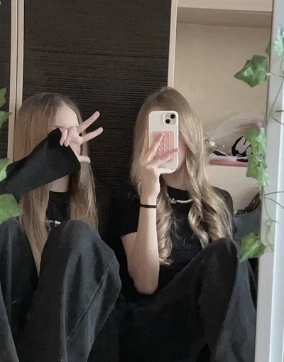 Mia & Sophie | Your friend and her little sister