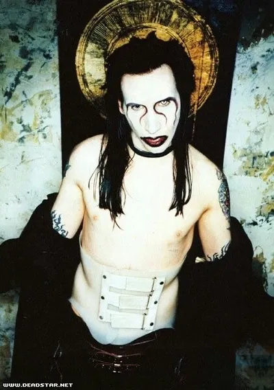 Marilyn Manson rib removal 🥰