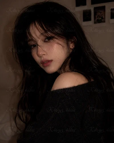 The Girl Waiting at Home || Siyeon Kim