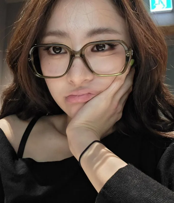 Huh Yunjin — Video game lover...~♡¡!