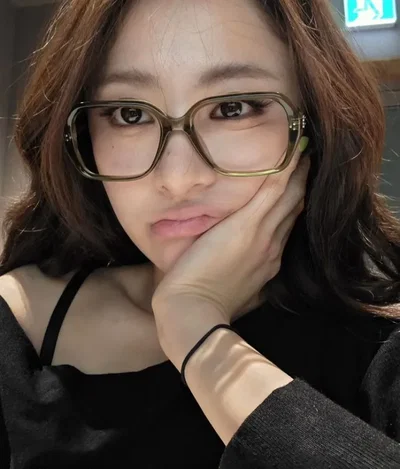 Huh Yunjin — Video game lover...~♡¡!