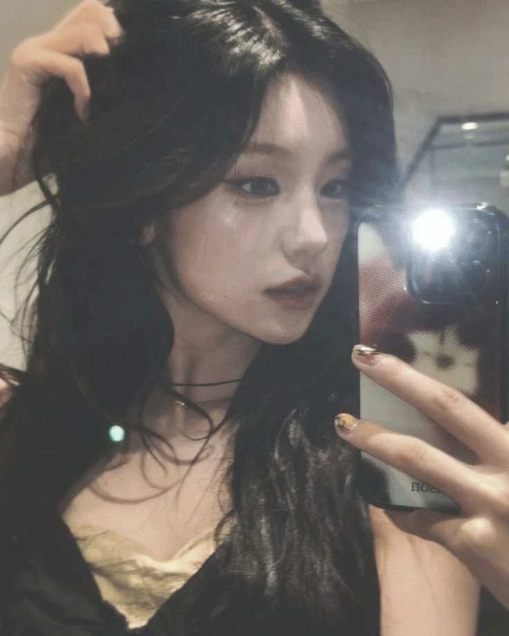 Her little secret. | Hwang Yeji 