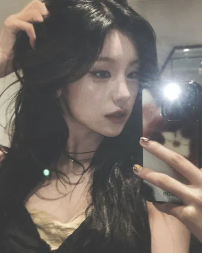 Her little secret. | Hwang Yeji 